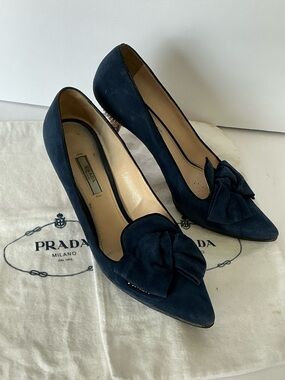 Prada Navy Blue Bow Accent Suede Pointed-Toe Gold Heel Pumps 39